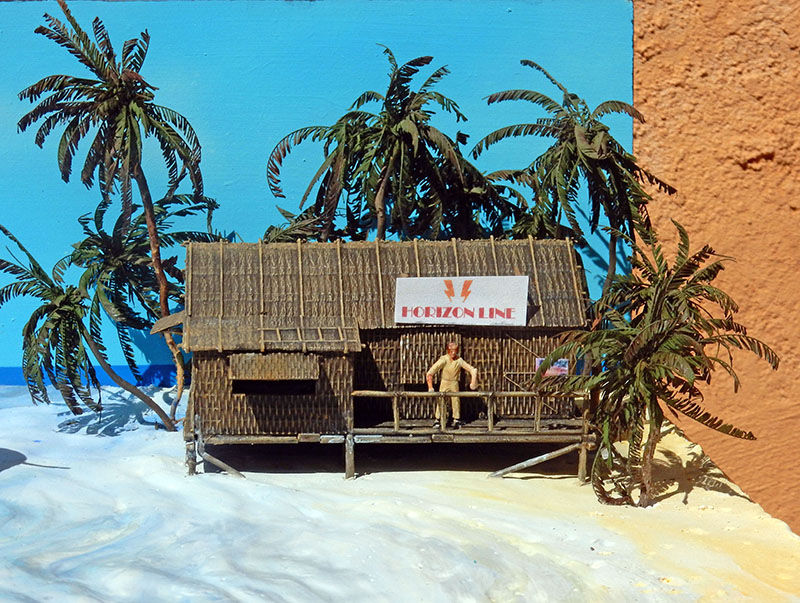 Diorama de cabane tropicale en bambou sur pilotis entourée de palmiers sur une plage de sable