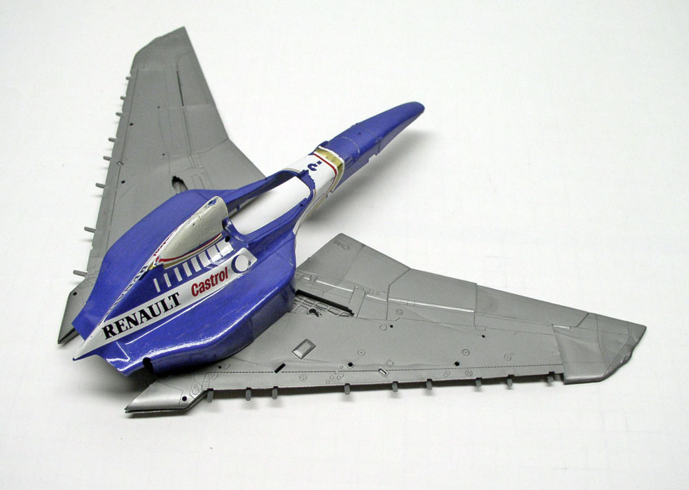 Carrosserie de Formule 1 Renault bleue assemblée sur des ailes d'avion grises en kitbash
