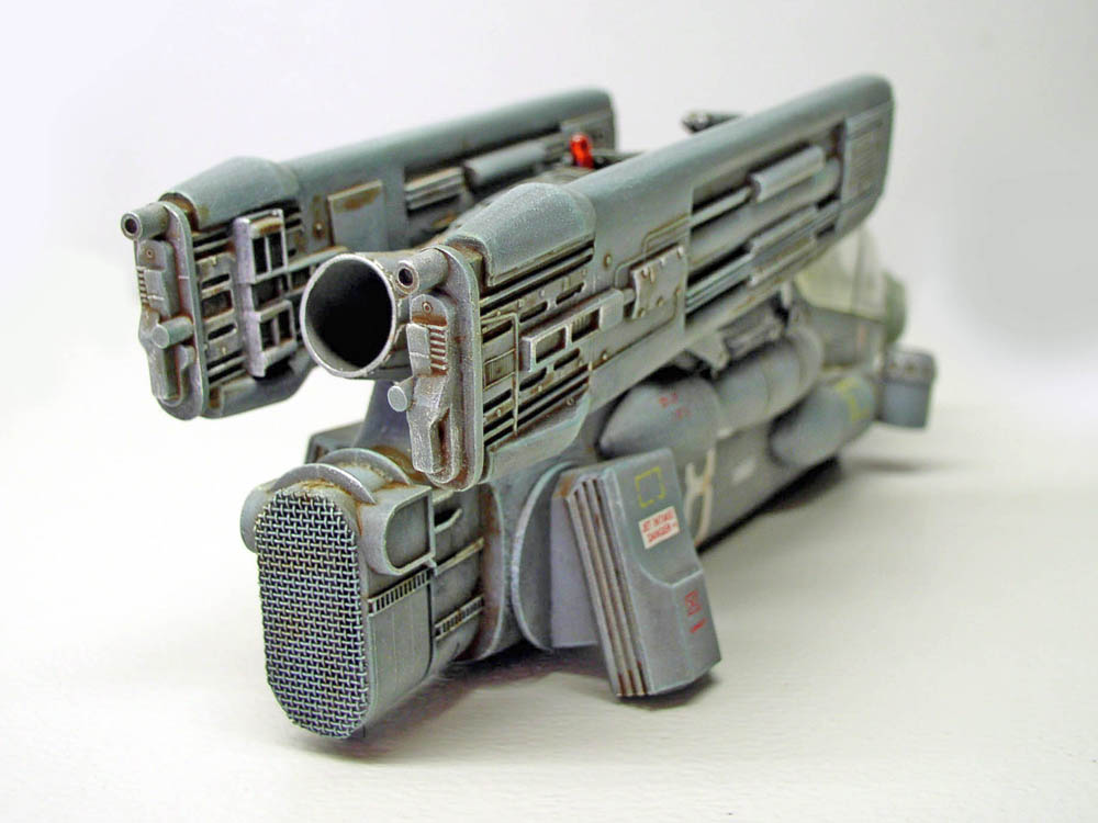 Maquette de vaisseau spatial militaire grise réalisée en kitbash avec détails patinés