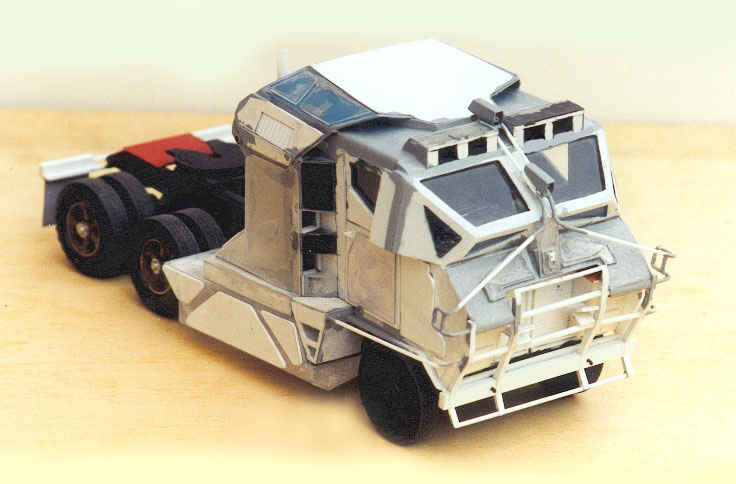 Maquette de camion tracteur futuriste réalisée en kitbash avec pare-buffle et carrosserie grise anguleuse