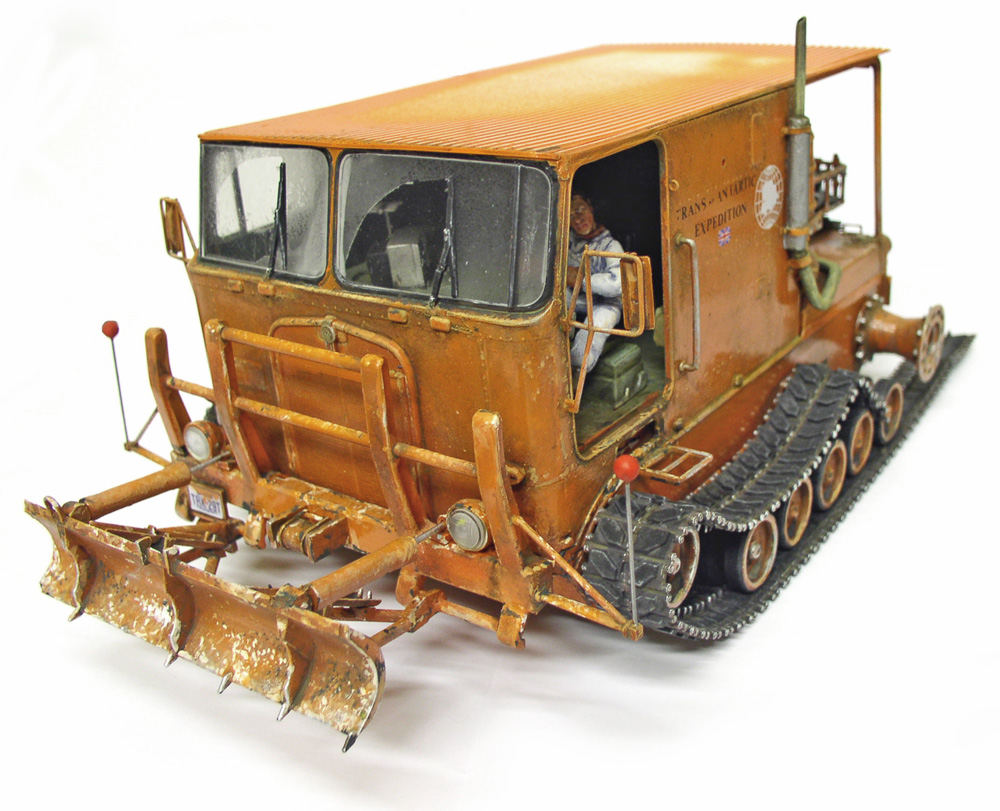 Maquette de véhicule à chenilles orange d'expédition antarctique avec lame chasse-neige et figurine de conducteur