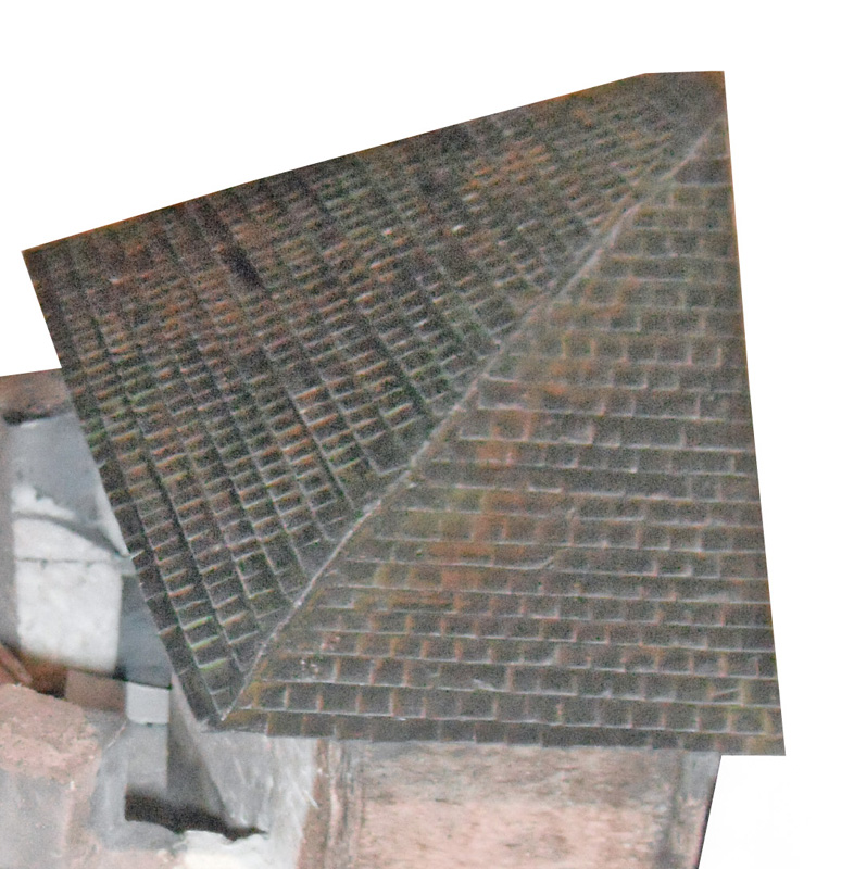 Toiture pyramidale en tuiles du donjon de la maquette posée sur les murs de pierre