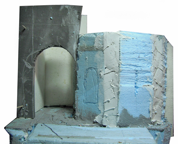 Maquette de donjon en construction avec porte voûtée et murs enduits de plâtre