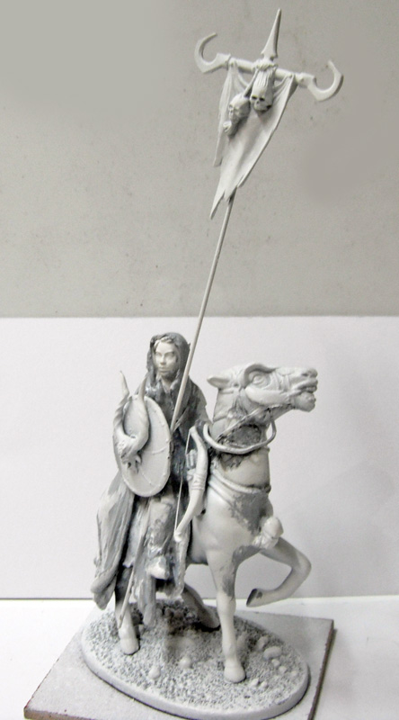 Figurine non peinte de cavalier portant une bannière à crâne, monté sur un cheval cabré