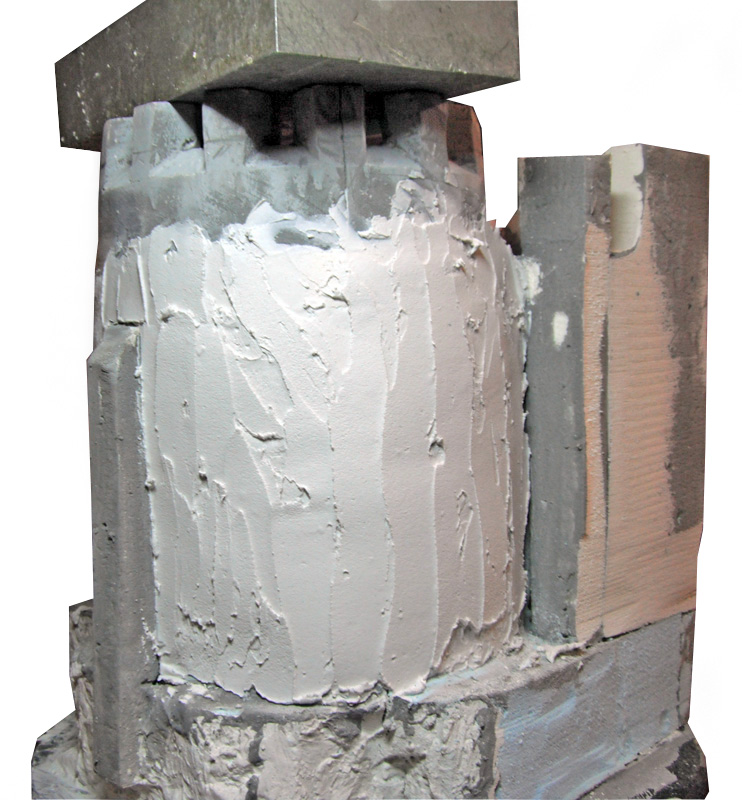 Maquette de donjon médiéval avec tour cylindrique recouverte d'enduit blanc et créneaux en construction