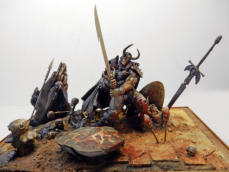 Diorama d'un guerrier cornu brandissant une épée parmi des crânes et des armes