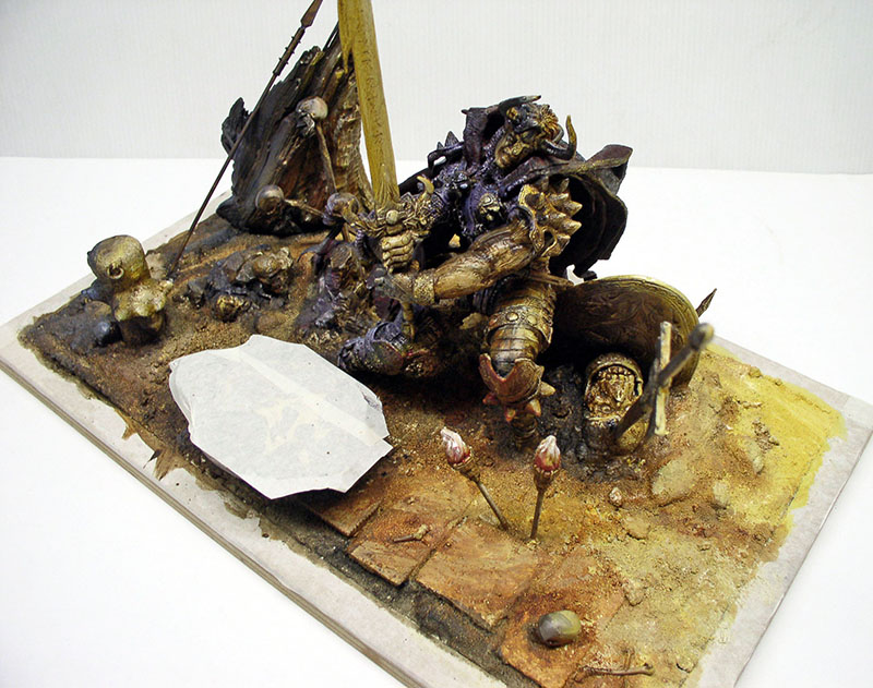 Diorama de figurine fantastique aux teintes dorées et violettes sur socle sablonneux détaillé