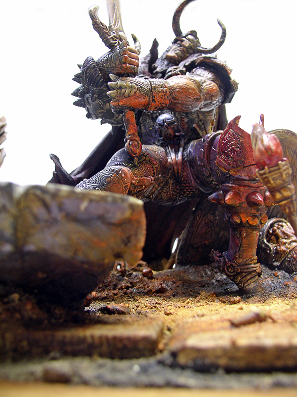 Figurine peinte du Libérateur, guerrier cornu en armure rouge sur un diorama rocheux