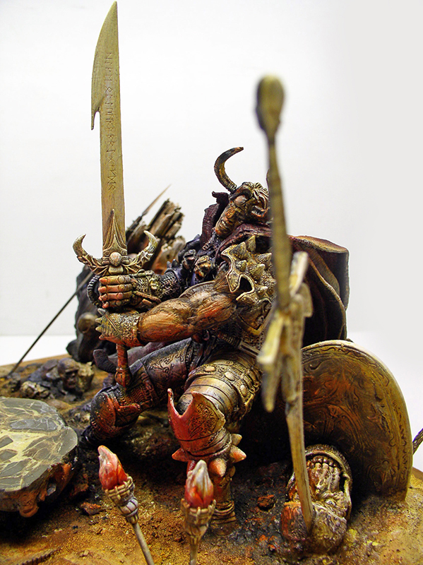 Figurine de guerrier cornu brandissant une épée gravée, armure ornée, diorama du Libérateur