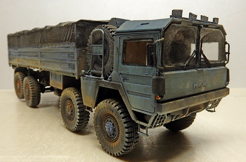 Maquette de camion militaire MAN à huit roues avec bâche, patiné gris