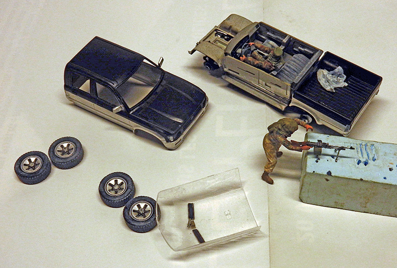 Carrosserie de pick-up en cours de montage avec roues, châssis et figurine de soldat peinte