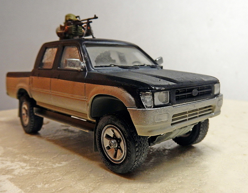 Maquette de pick-up Toyota double cabine avec figurine armée et mitrailleuse sur le toit