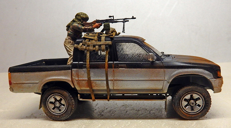 Maquette de pick-up militaire avec figurine de combattant armé d'une mitrailleuse