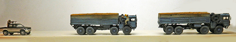 Maquettes de deux camions militaires bâchés et d'un pick-up avec figurine armée