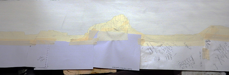 Gabarit en papier découpé du relief montagneux annoté à la main pour le décor