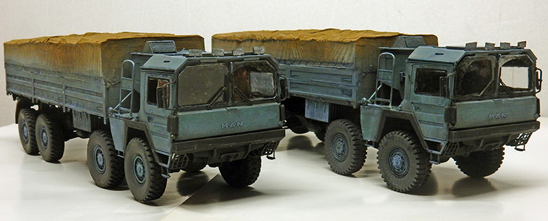 Deux maquettes de camions militaires MAN bâchés vert kaki vus de côté