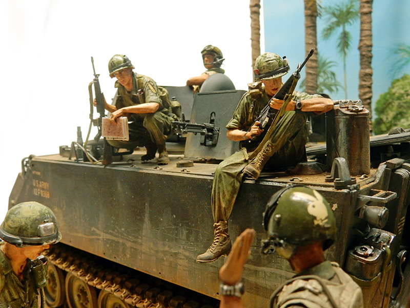 Maquette de M113 ACAV avec figurines de soldats américains armés au Vietnam