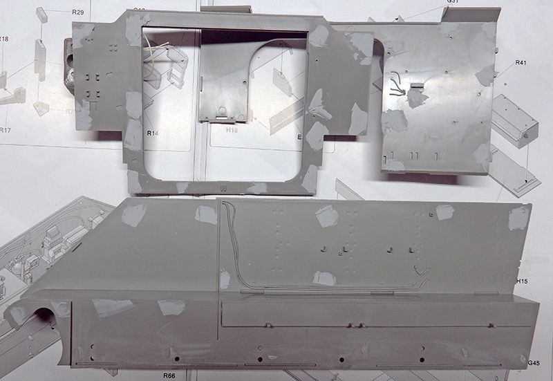 Pièces de coque du M113 ACAV en montage avec mastic de jointoiement, posées sur la notice