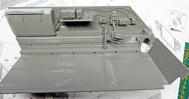 Coque assemblée du M113 A1 ACAV peinte en gris posée sur la notice de montage