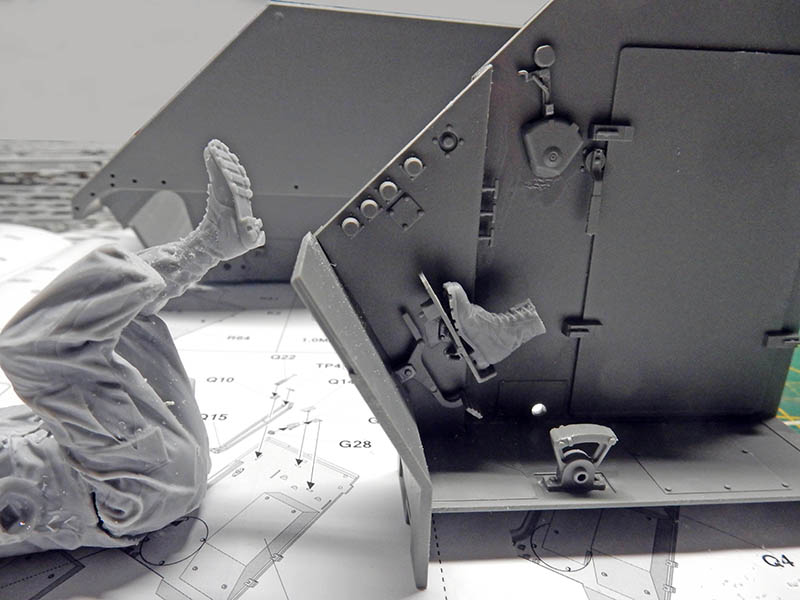 Maquette du M113 ACAV avec hayon arrière ouvert et figurine de soldat en résine non peinte