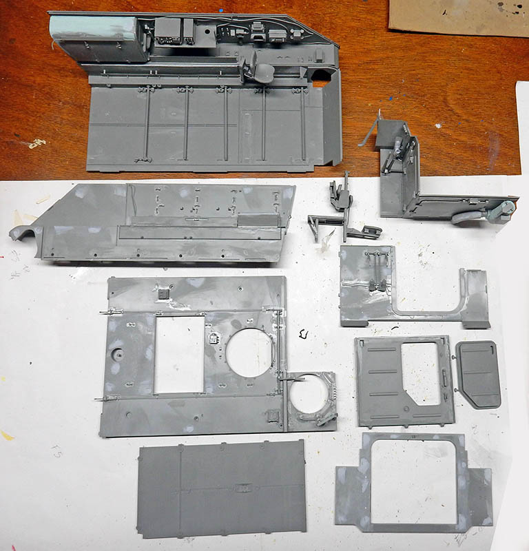 Char M113 A1 ACAV vu de profil avec ses mitrailleuses et boucliers blindés