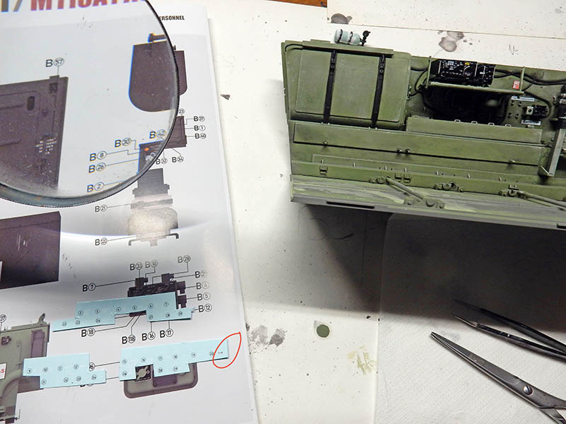 Maquette du M113 A1 ACAV peinte en vert à côté de la notice de montage