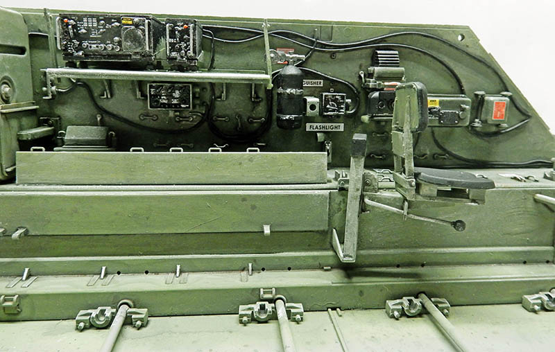 Intérieur détaillé du M113 ACAV avec radio, extincteur et parois latérales équipées