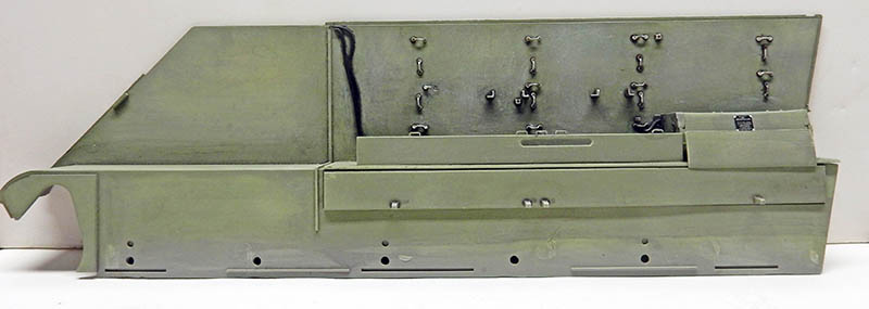Flanc de coque vert olive du M113 ACAV avec crochets et détails fixés
