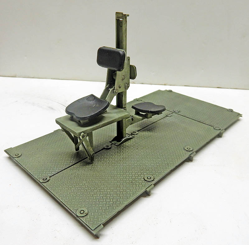 Plancher intérieur du M113 ACAV avec support de mitrailleuse et sièges peints en vert