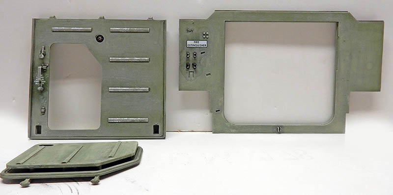 Panneaux intérieurs vert olive du M113 ACAV avec écoutille et plaque extincteur
