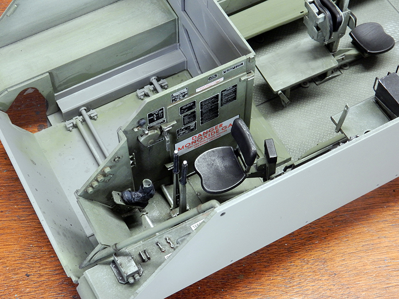 Intérieur détaillé de la maquette du M113 A1 ACAV avec sièges et cloisons
