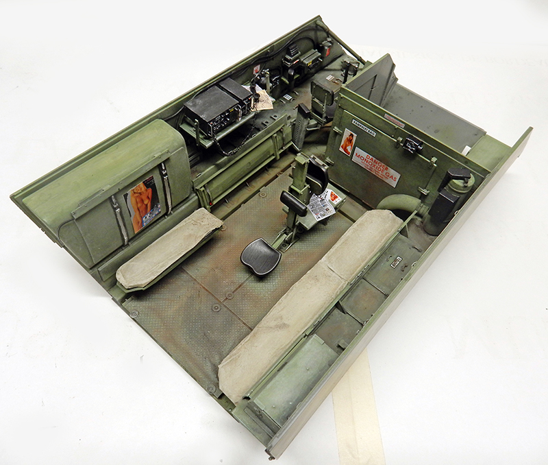 Intérieur détaillé de la maquette du M113 A1 ACAV avec sièges, banquettes et équipement radio