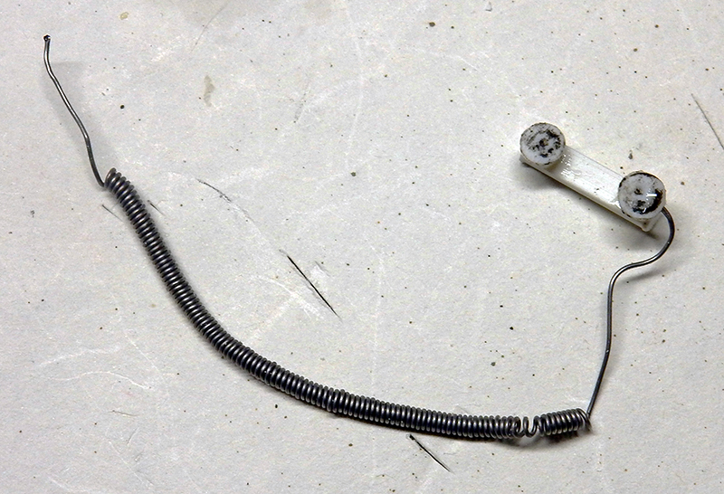 Combiné téléphonique miniature réalisé en fil de laiton enroulé pour maquette M113 ACAV