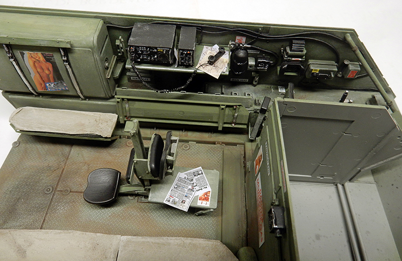 Intérieur détaillé de la maquette M113 ACAV avec radios, sièges et accessoires sur le plancher