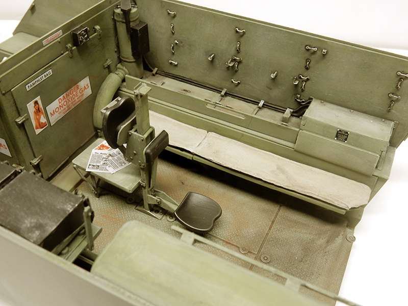 Intérieur détaillé de la maquette du M113 A1 ACAV avec banquettes, siège et équipements peints en vert