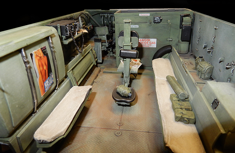 Intérieur détaillé du compartiment de troupe de la maquette M113 A1 ACAV avec banquettes et équipements