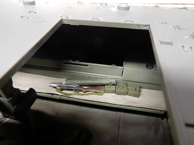 Mitrailleuse et caisses de munitions miniatures posées sur le toit ouvert du M113 ACAV