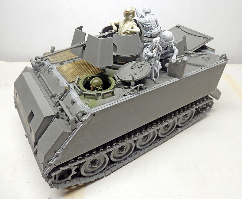 Maquette du M113 A1 ACAV gris avec figurines d'équipage et boucliers blindés sur la superstructure