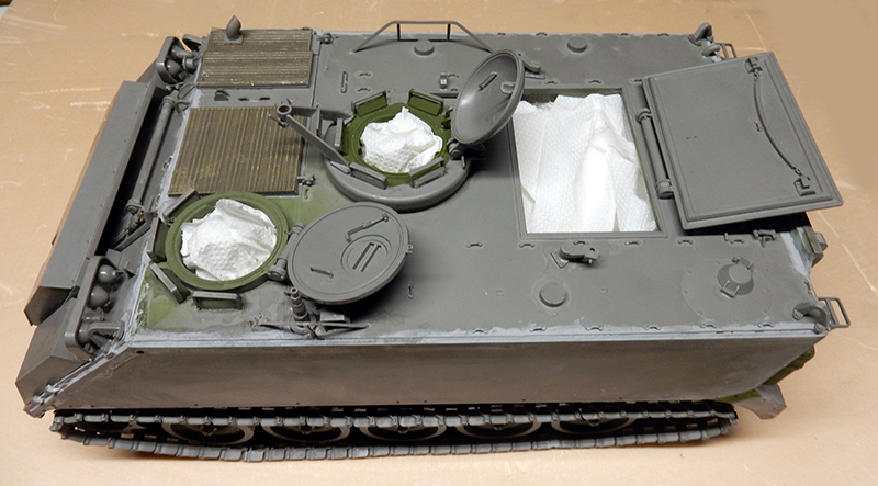 Maquette du M113 A1 ACAV gris vue de dessus, écoutilles ouvertes et trappes protégées avec du papier