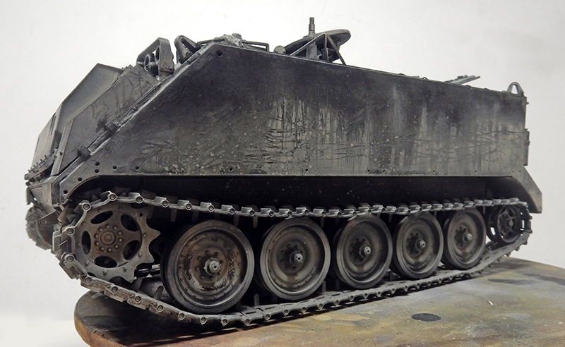 Maquette du blindé chenillé M113 vue de profil avec patine et chenilles détaillées
