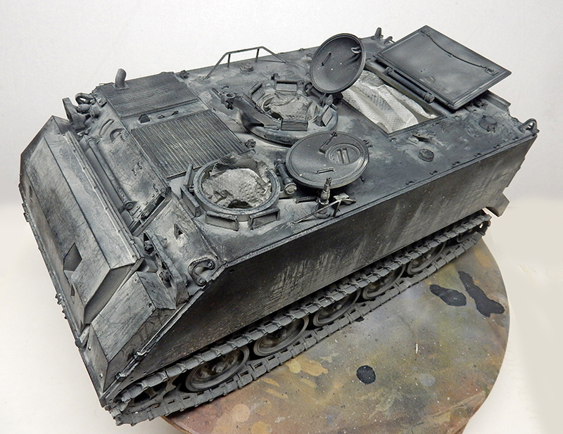 Maquette du M113 A1 ACAV avec apprêt gris, écoutilles ouvertes et chenilles détaillées