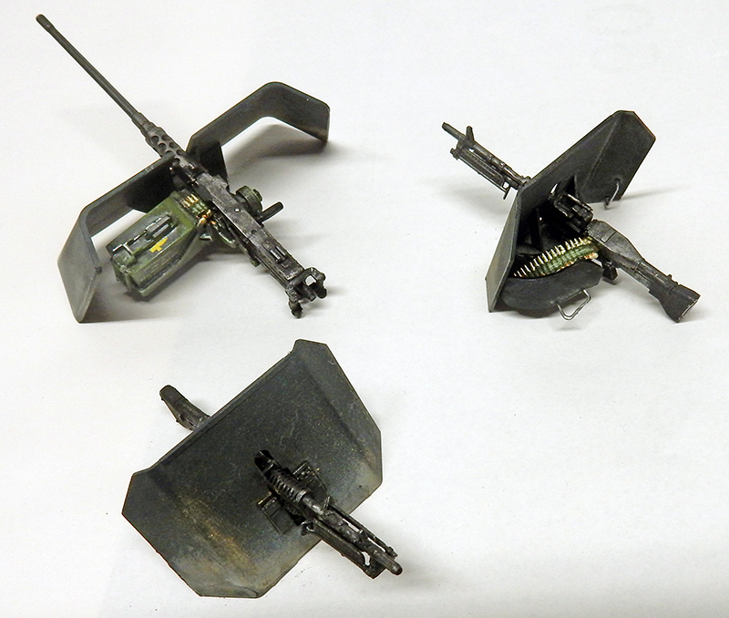 Maquettes peintes de mitrailleuses M113 ACAV avec boucliers blindés et bandes de munitions