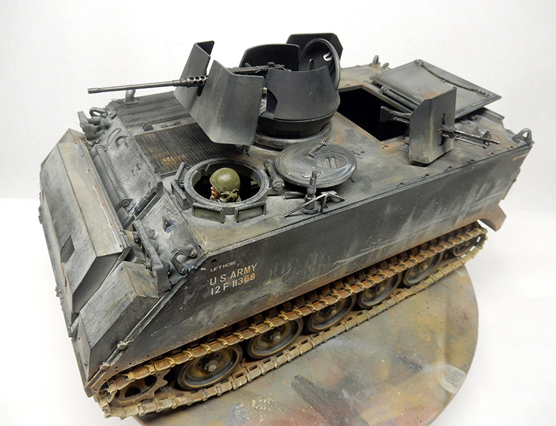 Maquette du M113 A1 ACAV avec tourelles blindées, marquages US Army et figurine de pilote