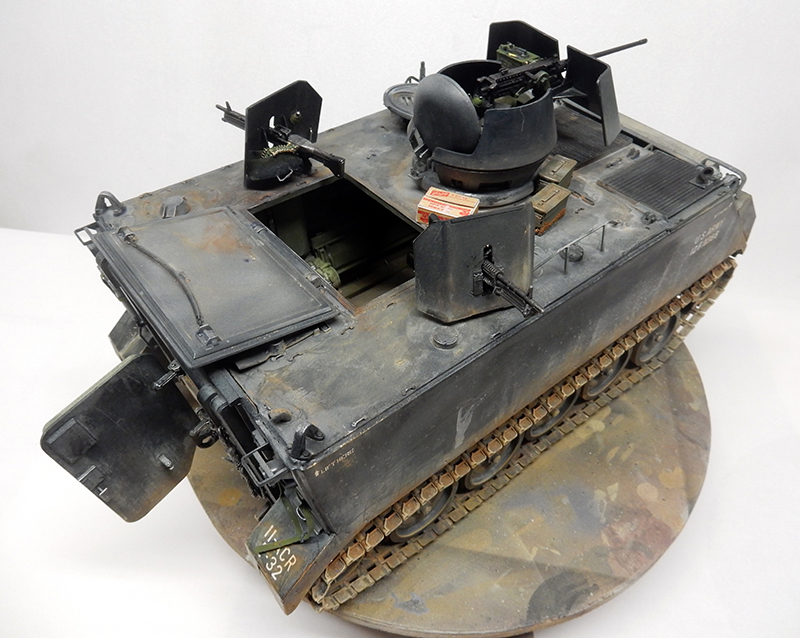Maquette du M113 A1 ACAV avec tourelle blindée, mitrailleuses et trappe arrière ouverte