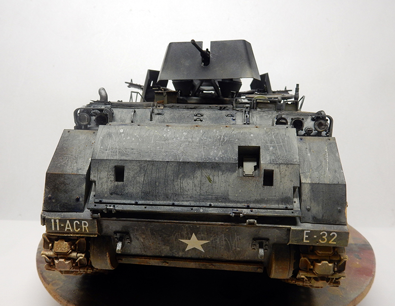 Maquette du M113 A1 ACAV vue de face, marquages 11-ACR et E-32, blindage gris vieilli
