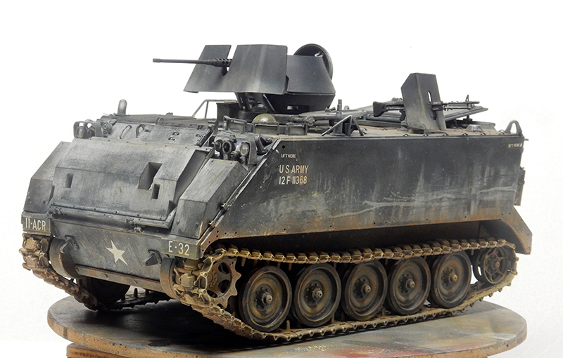 Maquette du blindé M113 A1 ACAV de l'US Army avec tourelle et mitrailleuses