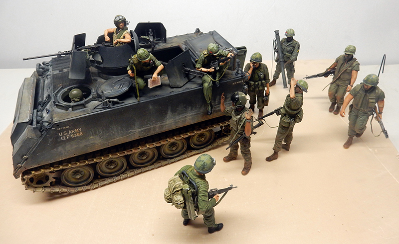 Maquette du M113 A1 ACAV avec figurines de soldats américains équipés autour du véhicule blindé chenillé