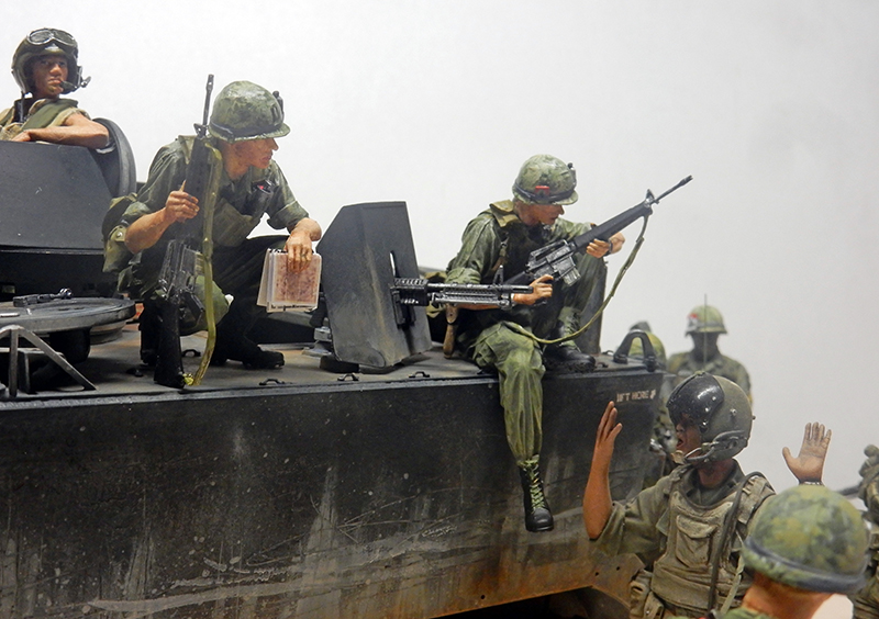Figurines de soldats américains armés assis sur le blindage du M113 ACAV