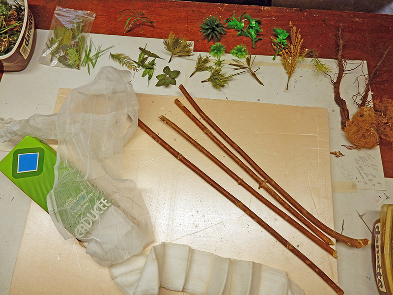 Matériaux de végétation et brindilles pour réaliser un décor de diorama