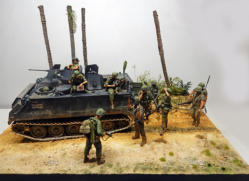 Diorama du M113 A1 ACAV US Army entouré de soldats progressant parmi les palmiers